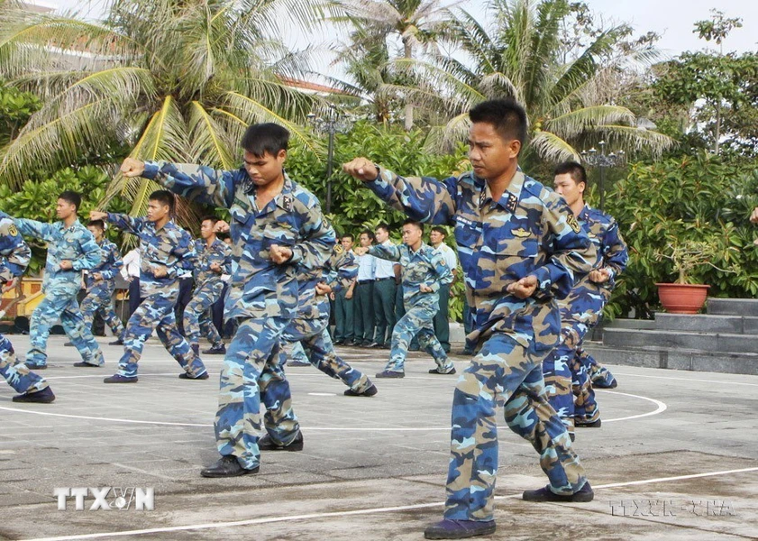 Các chiến sỹ đảo Nam Yết rèn luyện võ thuật. (Ảnh: Dương Giang/TTXVN)