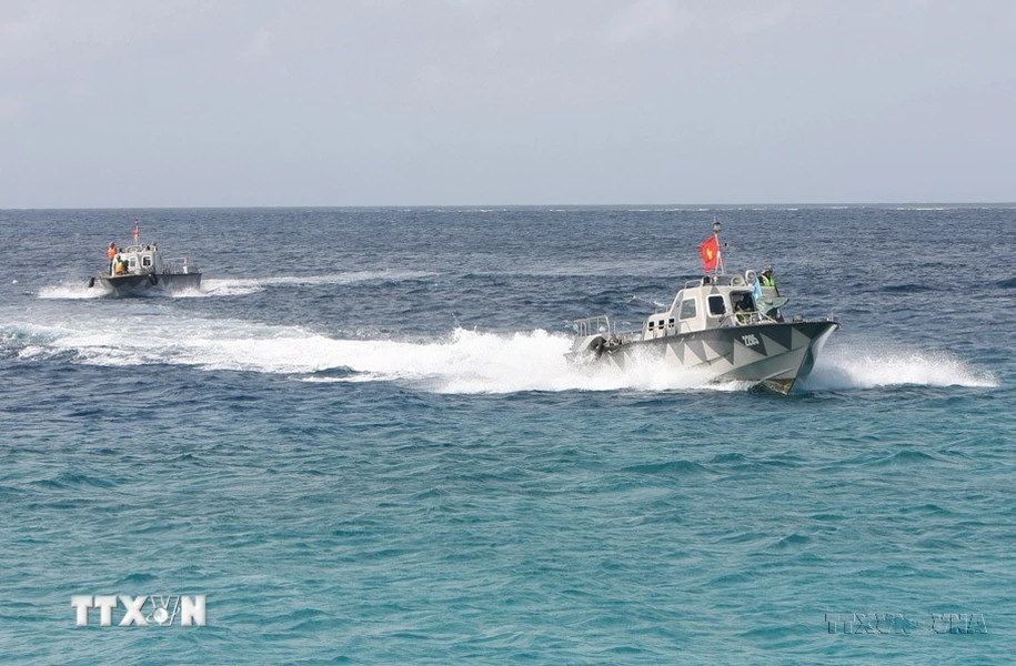 Các chiến sỹ tuần tra trên vùng biển thuộc quần đảo Trường Sa. (Ảnh: Dương Giang/TTXVN)