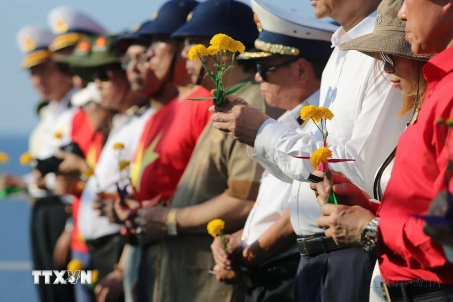 Đoàn công tác số 4/2023 tổ chức Lễ tưởng niệm các Anh hùng Liệt sỹ đã hy sinh trên quần đảo Trường Sa. (Ảnh: Hồng Sơn/TTXVN)