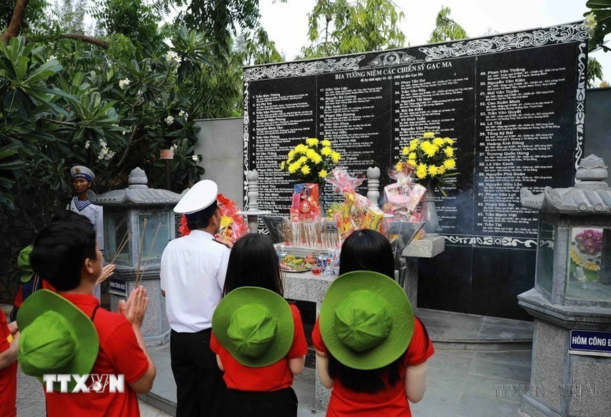 Đoàn công tác Bộ Tư lệnh vùng 4 Hải quân và Trung ương Đoàn dâng hương tại đài tưởng niệm các chiến sỹ hy sinh tại đảo Gạc Ma trước ngày lên đường thăm quần đảo Trường Sa. (Ảnh: Vũ Sinh/TTXVN)