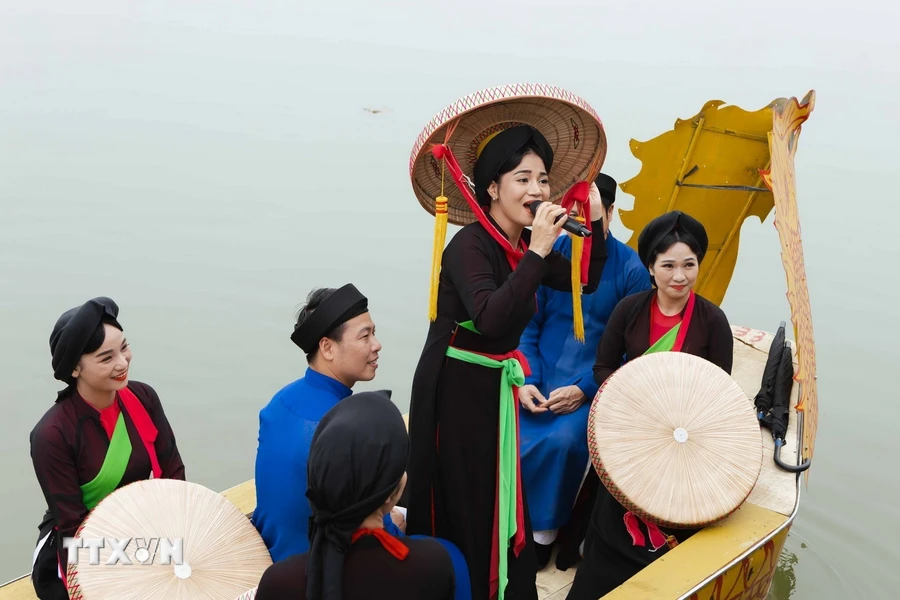 Nghệ sỹ Minh Thuỳ biểu diễn hát Quan họ trên thuyền phục vụ du khách. (Ảnh: Đoàn Công Vũ/TTXVN phát)