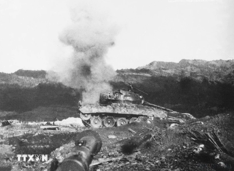 Xe tăng 18 tấn của địch phản công nhưng đã bị pháo của ta bắn trúng tại sân bay Mường Thanh. (Ảnh: Tư liệu TTXVN)