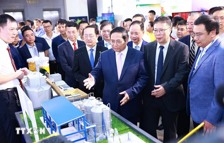 Thủ tướng Phạm Minh Chính tham quan gian trưng bày các sản phẩm ứng dụng khoa học và công nghệ. (Ảnh: Dương/Giang/TTXVN)