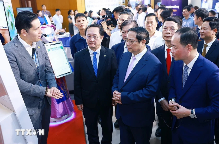 Thủ tướng Phạm Minh Chính tham quan gian trưng bày các sản phẩm ứng dụng khoa học và công nghệ. (Ảnh: Dương Giang/TTXVN)