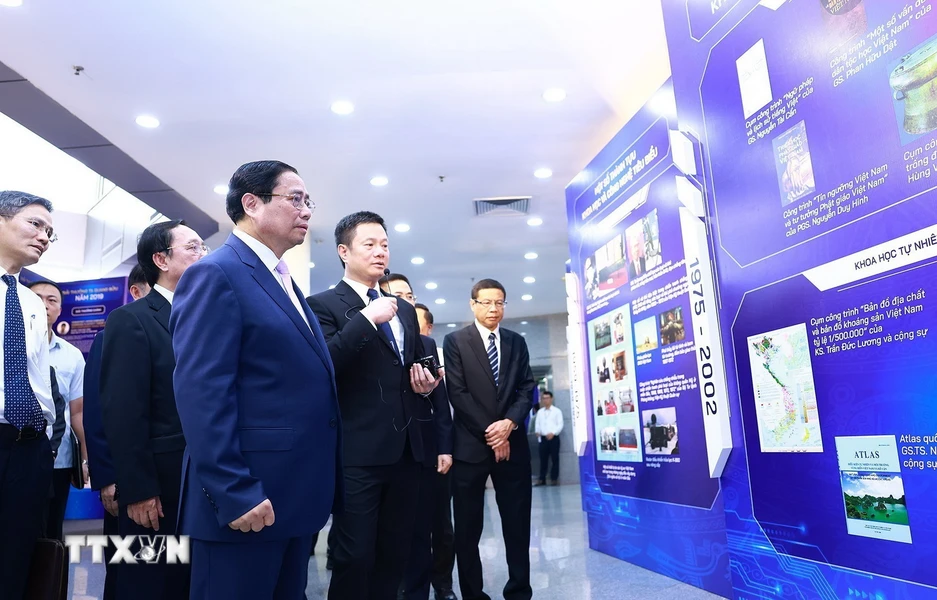 Thủ tướng Phạm Minh Chính nghe giới thiệu về Ngày Khoa học và Công nghệ Việt Nam. (Ảnh: Dương Giang/TTXVN)