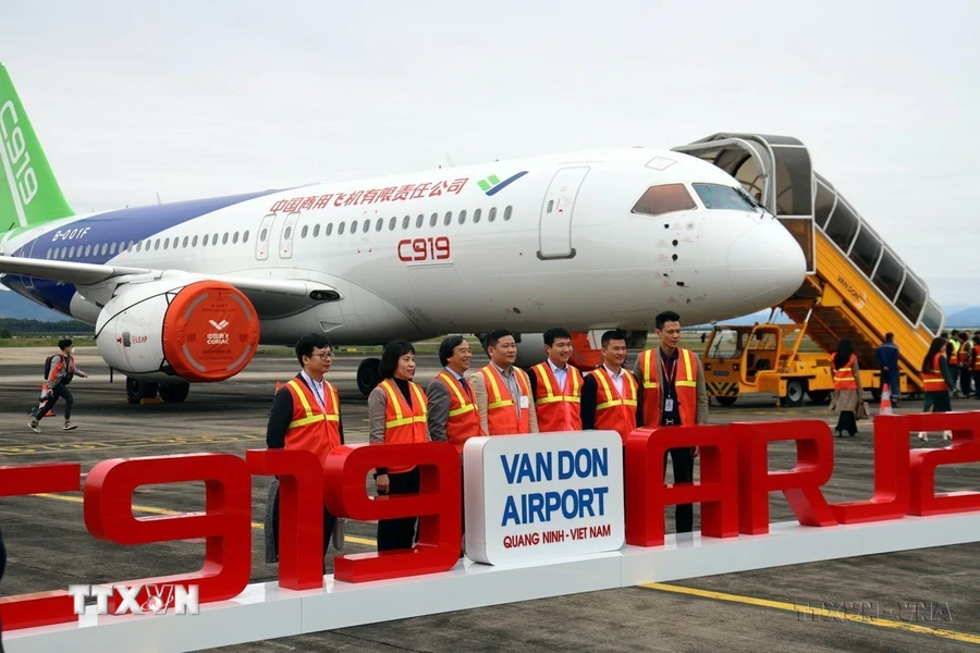 Tập đoàn Máy bay thương mại Trung Quốc (Comac Air) tổ chức triển lãm và trình diễn máy bay thương mại chở khách tại Cảng hàng không quốc tế Vân Đồn, huyện Vân Đồn, tỉnh Quảng Ninh, ngày 27/02/2024. (Ảnh: Đức Hiếu/TTXVN)