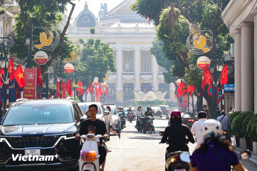 Những ngày đầu tháng 10, đường phố Hà Nội được khoác tấm áo mới với sắc đỏ, vàng của lá cờ Tổ quốc cũng như loạt áp phích, băng rôn hướng tới kỷ niệm 70 năm ngày Giải phóng Thủ đô (10/10/1954-10/10/2024). (Ảnh: Minh Hiếu/Vietnam+)