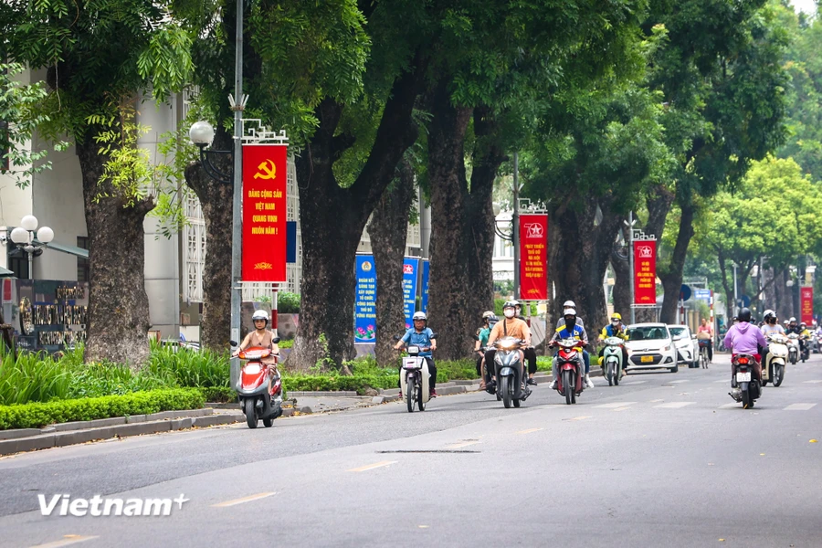 Năm nay, do ảnh hưởng của cơn bão số 3 đã gây hậu quả và thiệt hại lớn đối với một số tỉnh, thành phố phía Bắc, trong đó có Thủ đô Hà Nội nên thành phố cũng chủ trương điều chình tổ chức kỷ niệm theo hướng đơn giản, thiết thực hướng mạnh về người dân, đề cao sự tham gia, hưởng ứng và thưởng thức của người dân.(Ảnh: Minh Hiếu/Vietnam+)