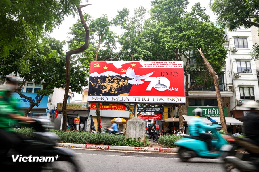 การปรับกิจกรรมเพื่อเฉลิมฉลองครบรอบ 70 ปี วันปลดปล่อยเมืองหลวง ขณะที่ทั้งประเทศเน้นให้ความช่วยเหลือผู้ที่ได้รับผลกระทบจากพายุและน้ำท่วม เป็นสิ่งที่ทันท่วงทีและจำเป็นอย่างยิ่ง โดยเกิดจากความสามัคคีของเพื่อนร่วมชาติ แสดงถึงความรับผิดชอบของเมืองหลวงและจิตวิญญาณ 