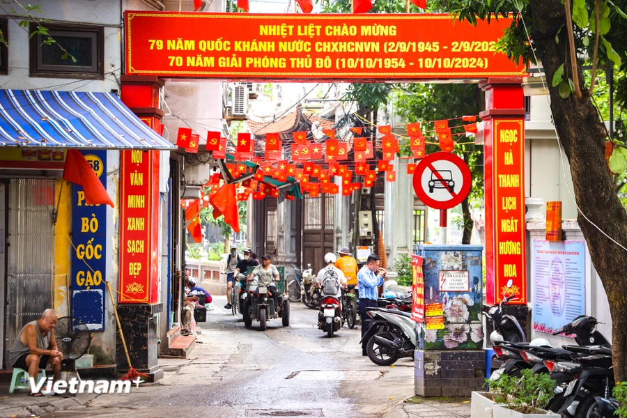 Không khí chào mừng 70 năm ngày Giải phóng Thủ đô lan tỏa từ phố lớn cho đến những con ngõ nhỏ, khu dân cư. (Ảnh: Minh Hiếu/Vietnam+)