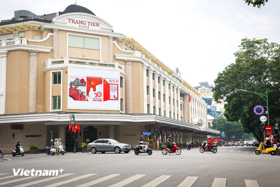 Tại ngã tư Tràng Tiền-Hàng Bài (quận Hoàn Kiếm), trên màn LED lớn của một trung tâm thương mại đã trình chiếu những bức tranh tuyên truyền, cổ động nêu bật ý nghĩa lịch sử, truyền thống cách mạng, lòng yêu nước, tự hào dân tộc, tình yêu với Hà Nội. (Ảnh: Minh Hiếu/Vietnam+)