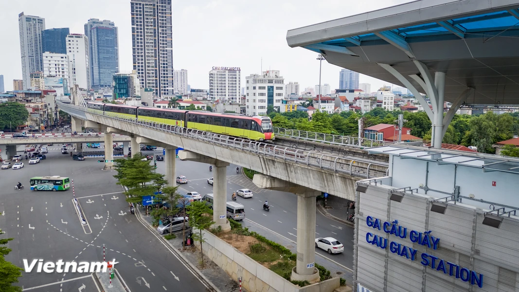 Dự án tuyến đường sắt đô thị số 3, đoạn Nhổn - ga Hà Nội dài 12,5km, có 8 ga trên cao và 4 ga ngầm. Trong đó, đoạn trên cao Nhổn - Cầu Giấy dài 8,5km và đoạn đi ngầm Cầu Giấy - ga Hà Nội dài 4km. (Ảnh: Hoài Nam/Vietnam+)