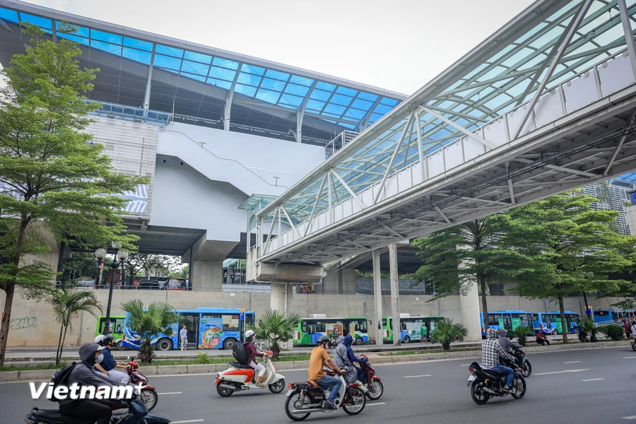 Phương án tăng cường kết nối, trung chuyển hành khách bằng xe buýt cũng đã được Trung tâm Quản lý và Điều hành giao thông Hà Nội hoàn thiện. (Ảnh: Hoài Nam/Vietnam+)