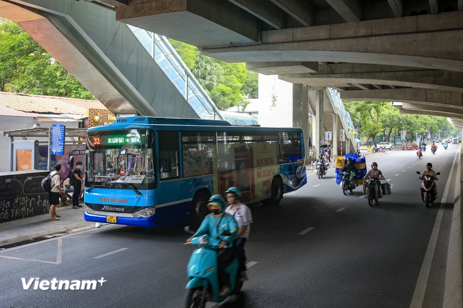 Theo đó, dọc trục tuyến metro có 36 tuyến buýt đang hoạt động. Hai điểm trung chuyển (Cầu Giấy và Nhổn) có 32 điểm dừng xe buýt (16 điểm có nhà chờ). (Ảnh: Hoài Nam/Vietnam+)