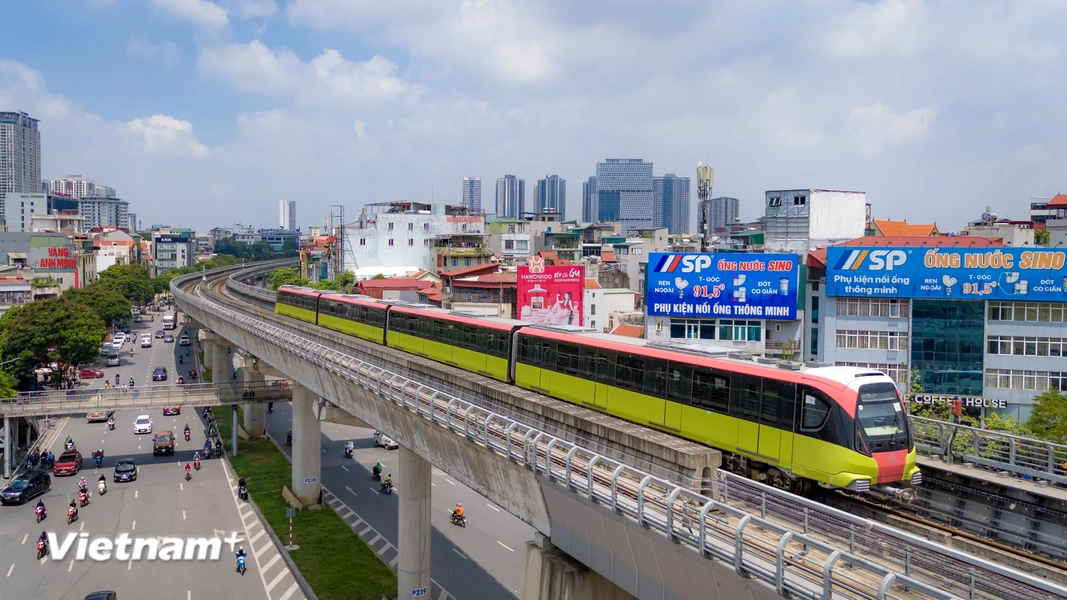 Theo thiết kế kỹ thuật tuyến đường sắt đô thị Nhổn - ga Hà Nội đoạn trên cao, mỗi đoàn tàu cấu tạo gồm 4 toa, mỗi toa chở được 236 hành khách, mỗi chuyến chở được 944 hành khách. (Ảnh: Hoài Nam/Vietnam+)