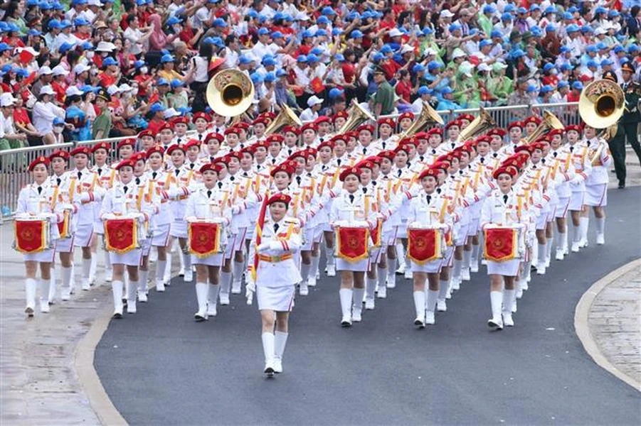 Khối nữ quân nhạc diễu binh trong lễ kỷ niệm. (Ảnh: Tuấn Anh/TTXVN)