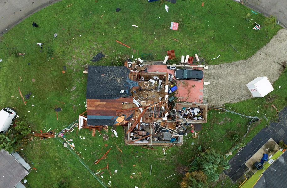 Một ngôi nhà bị bão đánh tan hoang ở Fort Myers, Florida, ngày 9/10 (Nguồn: Reuters)