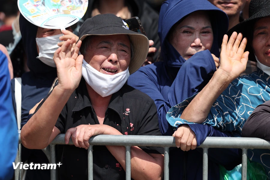 Người dân bật khóc hô vang tên và tiễn biệt Tổng Bí thư. (Ảnh: Minh Sơn/Vietnam+)