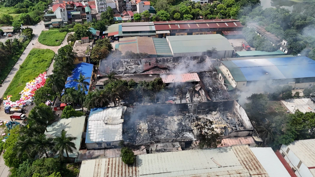 Ngay sau thời điểm phát hiện, hỏa hoạn lan rộng khiến khói đen bốc lên cao hàng chục mét. (Ảnh: PV/Vietnam+)