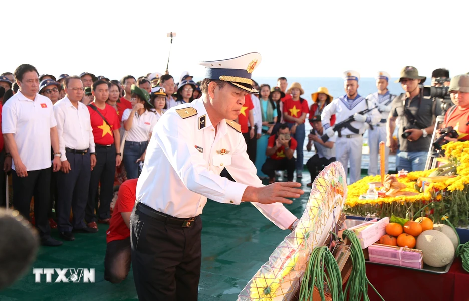 Chuẩn đô đốc Nguyễn Viết Khánh, Phó Tham mưu trưởng Hải quân, Trưởng đoàn công tác, dâng vòng hoa tưởng nhớ các cán bộ, chiến sỹ đã hy sinh vì chủ quyền biển đảo của Tổ quốc. (Ảnh: Quang Thái/TTXVN)