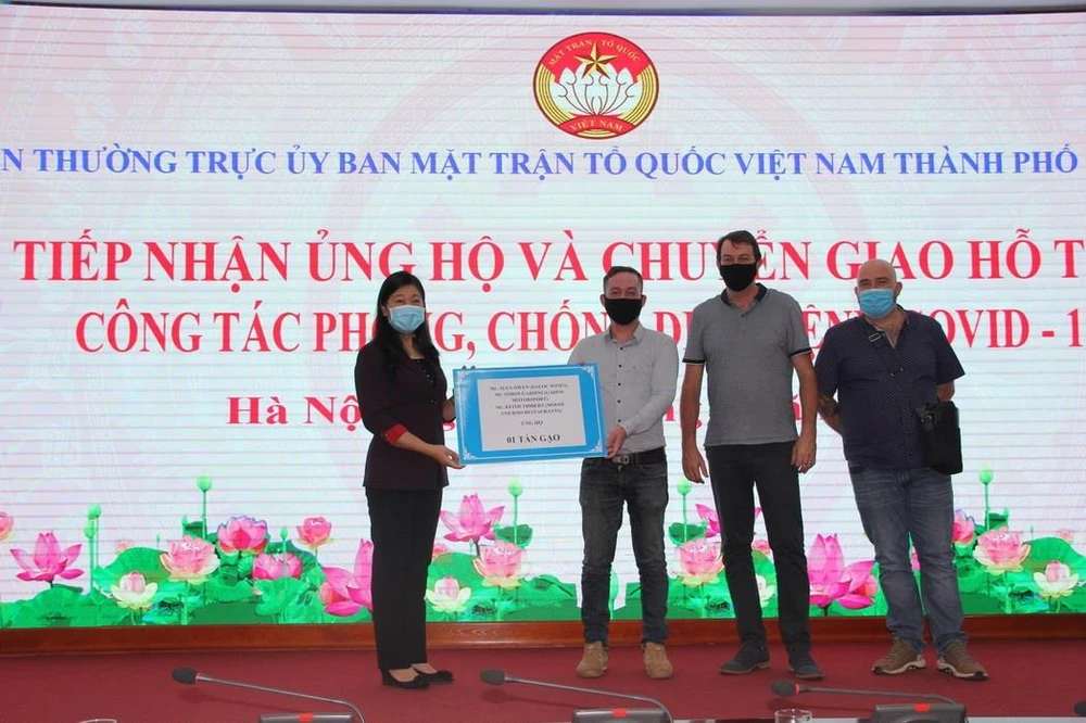 Ủy ban Mặt trận Tổ quốc Việt Nam thành phố Hà Nội tiếp nhận ủng hộ của các nhà hảo tâm. (Ảnh: TTXVN phát)
