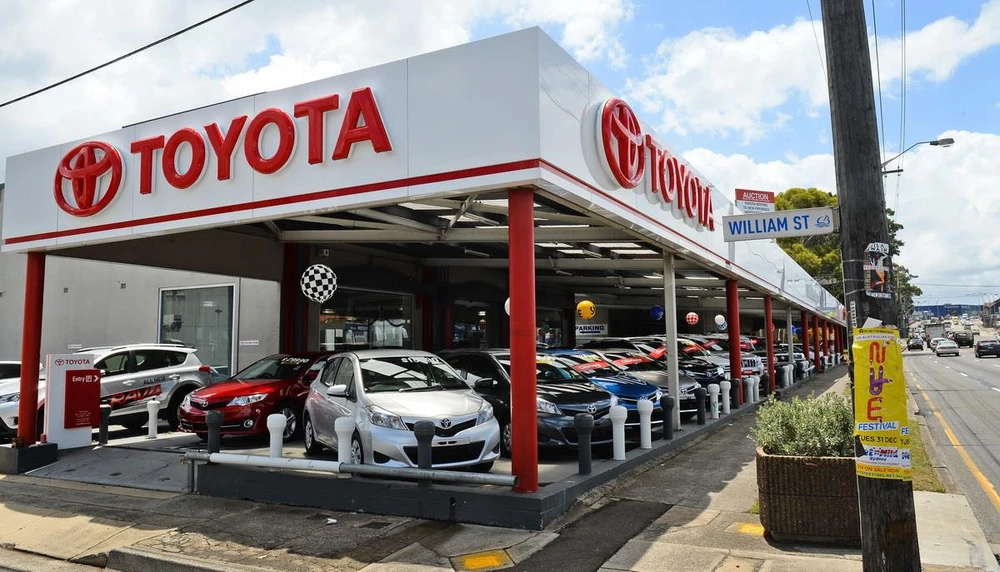 Các mẫu xe ôtô mới của hãng Toyota trưng bày tại một cửa hàng ở Sydney, Australia. (Ảnh: AFP/TTXVN)