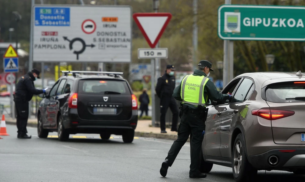 Lực lượng dân phòng Tây Ban Nha kiểm tra các phương tiện tại một trạm kiểm soát biên giới. (Ảnh: AFP/TTXVN)