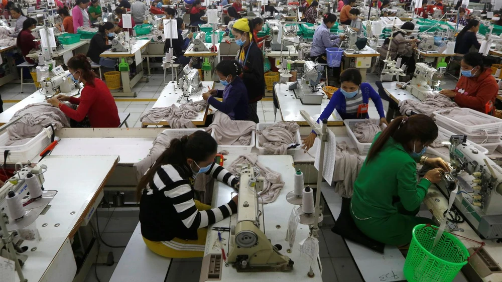 Công nhân tại một nhà máy dệt may của Campuchia. (Nguồn: qz.com)