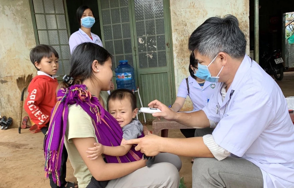 Cán bộ y tế tỉnh Gia Lai khám sàng lọc cho người dân tại làng Bông Hiot, xã Hải Yang, huyện Đak Đoa. (Ảnh: Quang Thái/TTXVN)