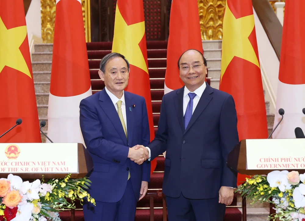 Thủ tướng Nguyễn Xuân Phúc và Thủ tướng Nhật Bản Suga Yoshihide tại buổi gặp gỡ báo chí. (Ảnh: Thống Nhất/TTXVN)