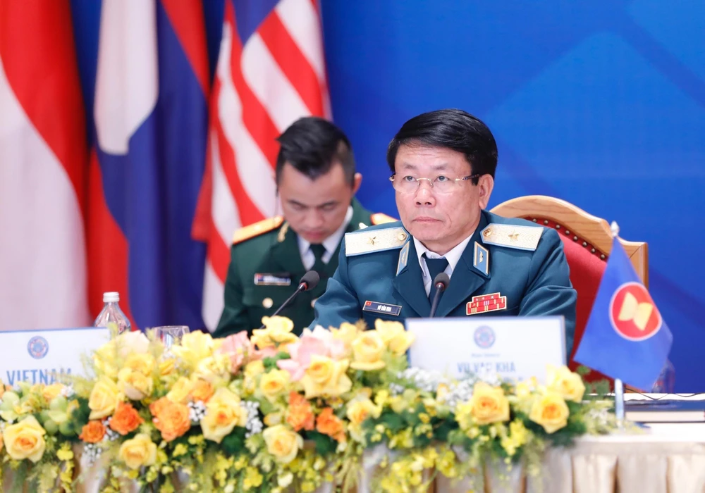 Thiếu tướng Vũ Văn Kha, Quyền Tư lệnh Quân chủng Phòng không-Không quân, Trưởng đoàn Việt Nam chủ trì hội nghị. (Ảnh: Dương Giang/TTXVN)