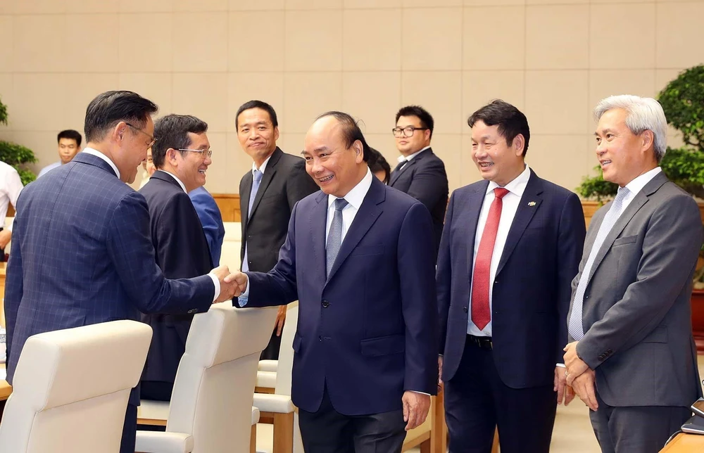 Thủ tướng Nguyễn Xuân Phúc với lãnh đạo các doanh nghiệp tiêu biểu. (Ảnh: Thống Nhất/TTXVN)