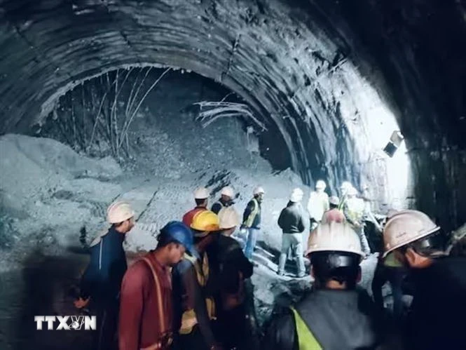 Vụ sập đường hầm ở Ấn Độ: Các công nhân mắc kẹt có thể vẫn còn sống- Ảnh 1.