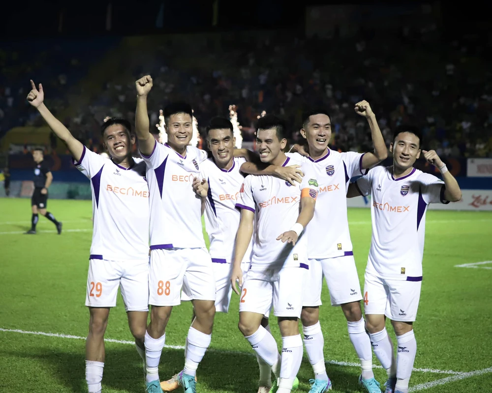 Becamex B&igrave;nh Dương dẫn đầu bảng xếp hạng V-League 2023/24 sau chiến thắng 3-2 trước Th&eacute;p Xanh Nam Định ở v&ograve;ng 6. (Ảnh: becamexbinhduong)