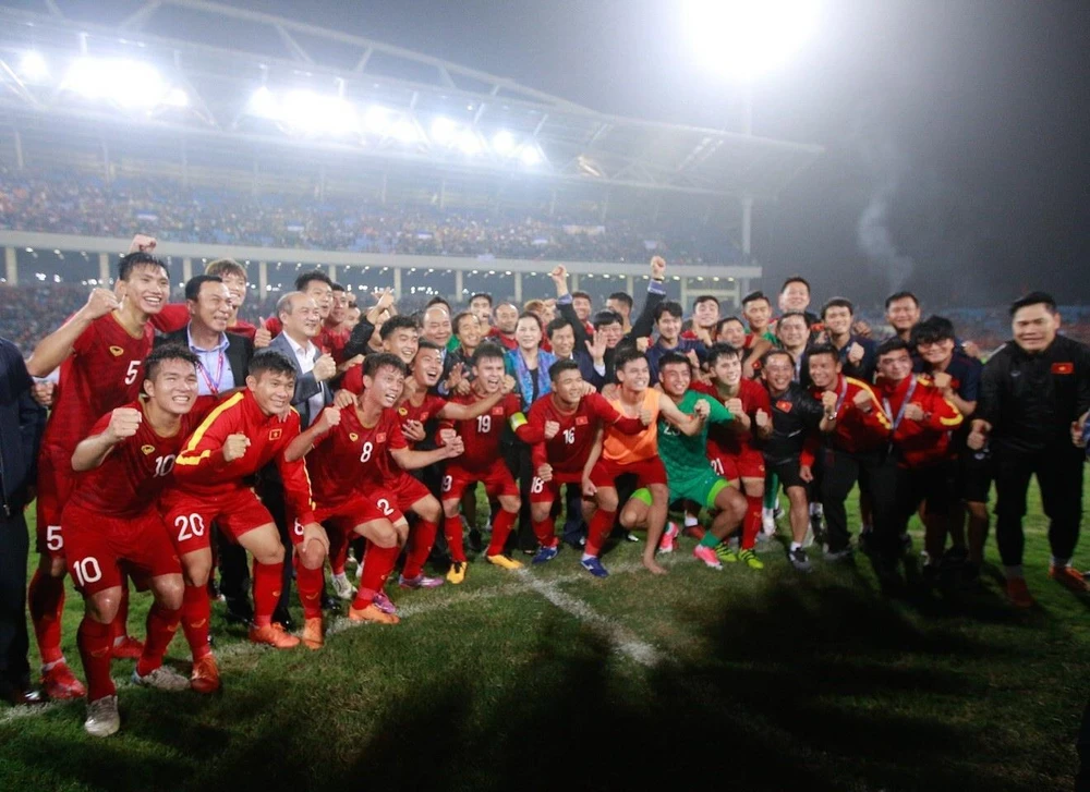Các cầu thủ và ban huấn luyện U23 Việt Nam vui mừng sau trận đấu. (Ảnh: Trọng Đạt/TTXVN) 