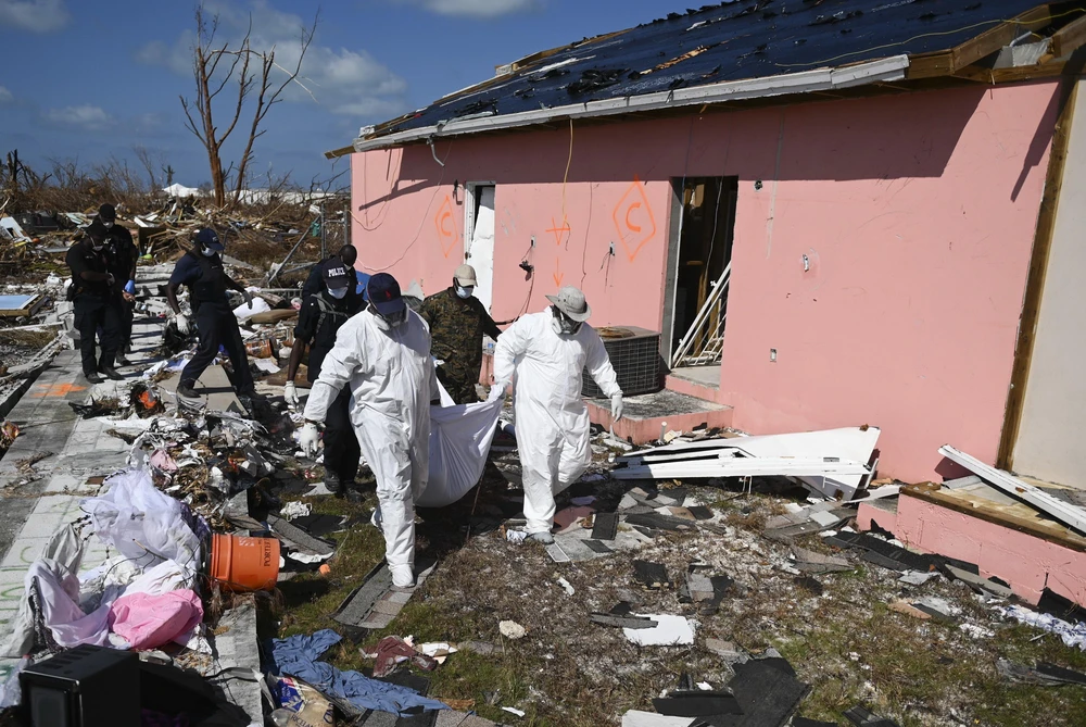 Cảnh sát và lực lượng cứu hộ chuyển thi thể nạn nhân sau bão Dorian tại Marsh Harbour, Bahamas ngày 10/9/2019. (Ảnh: AFP/TTXVN)