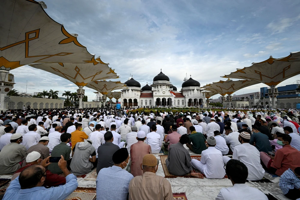 Các tín đồ Hồi giáo cầu nguyện bên ngoài một đền thờ ở Aceh, Indonesia để kỷ niệm lễ hiến sinh Eid al-Adha, ngày 20/7. (Ảnh: AFP/TTXVN)
