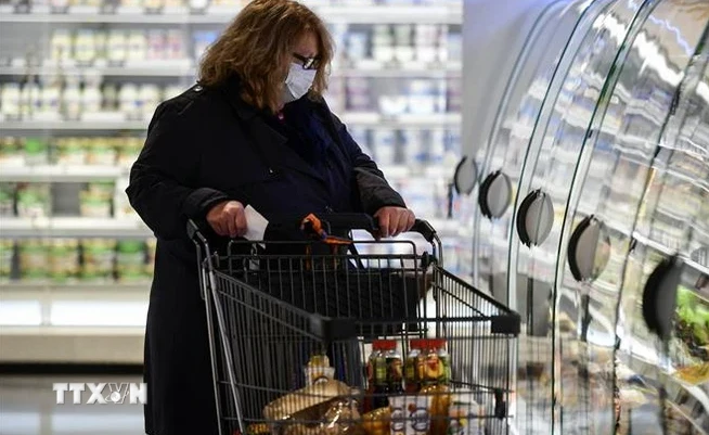Người dân mua sắm tại siêu thị ở Duesseldorf, Đức. (Ảnh: AFP/TTXVN) 