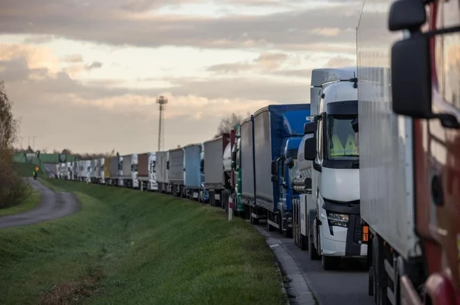 Xe tải xếp hàng trên đường cao tốc khi các chủ công ty vận tải Ba Lan chặn lối vào cửa khẩu biên giới Ba Lan-Ukraine ở Dorohusk, Ba Lan vào ngày 6/11. (Nguồn: AFP)