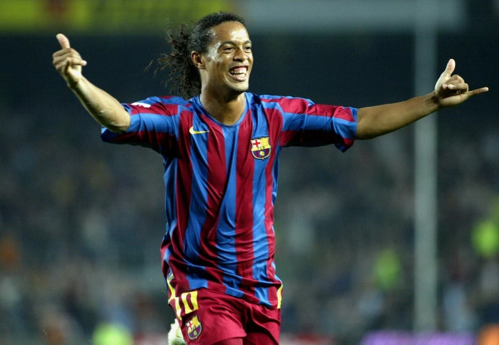 Ronaldinho và Seedorf tới Việt Nam cùng cúp bạc Champions League | Vietnam+ (VietnamPlus)