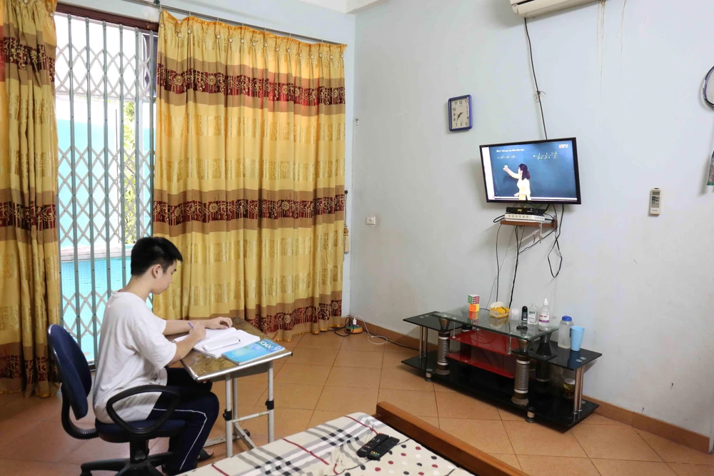 Học sinh thành phố Bắc Ninh học trực tuyến qua truyền hình. (Ảnh: Thanh Thương/TTXVN)