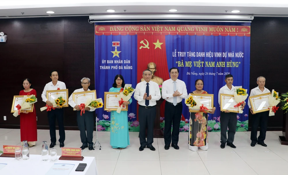 Lãnh đạo thành phố Đà Nẵng truy tặng Danh hiệu vinh dự Nhà nước Bà Mẹ Việt Nam Anh hùng cho thân nhân gia đình các Mẹ. (Ảnh: Trần Lê Lâm/TTXVN)