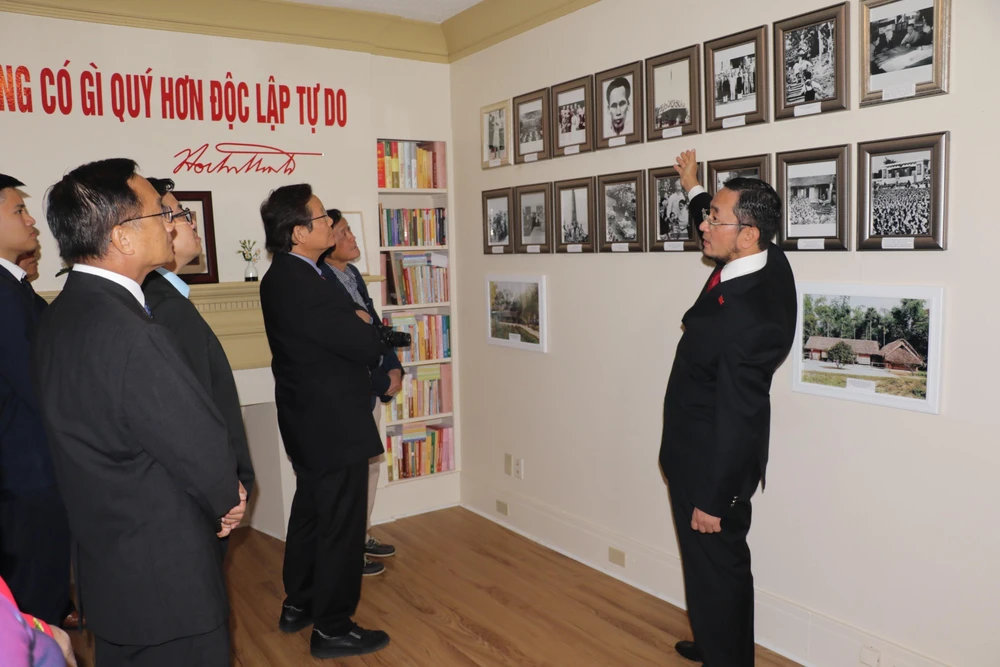 Đại sứ Phạm Cao Phong giới thiệu bà con người Việt tại Canada về cuộc đời, thân thế Chủ tịch Hồ Chí Minh qua những hình ảnh tại trưng bày. (Ảnh: Quang Thịnh/Canada)