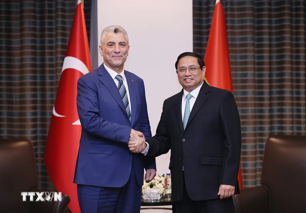 Thủ tướng Phạm Minh Ch&iacute;nh tiếp Bộ trưởng Thương mại Thổ Nhĩ Kỳ Omer Bolat. (Ảnh: Dương Giang/TTXVN)