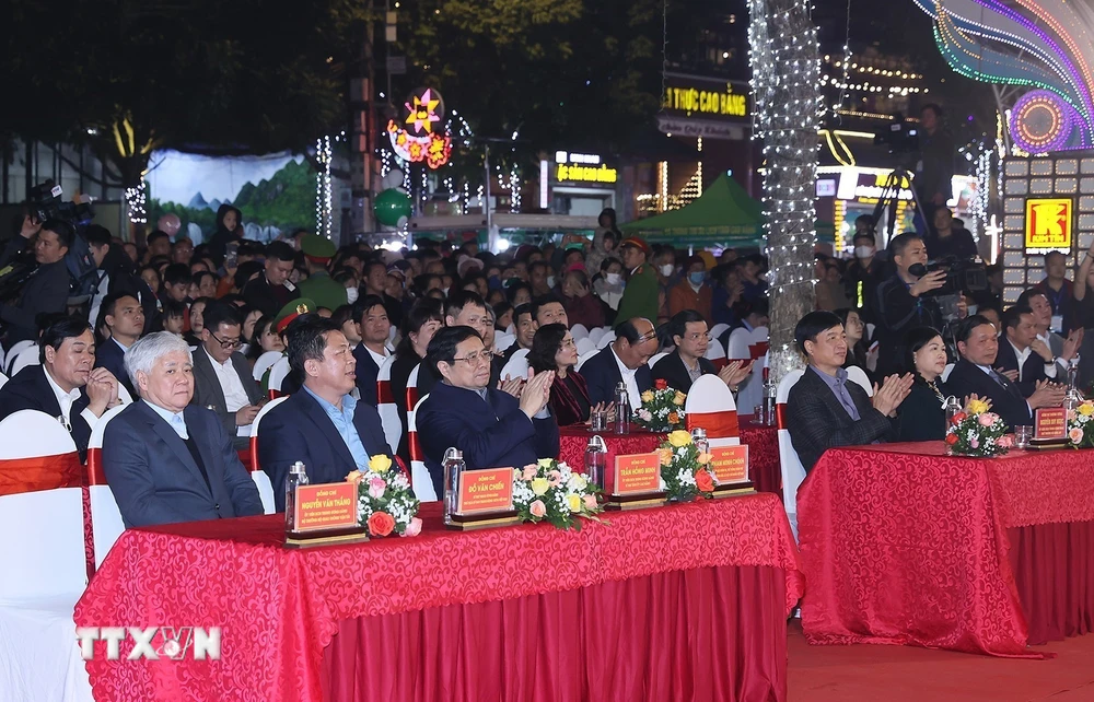 Thủ tướng đón Năm mới 2024 cùng nhân dân các dân tộc tỉnh Cao Bằng- Ảnh 2.
