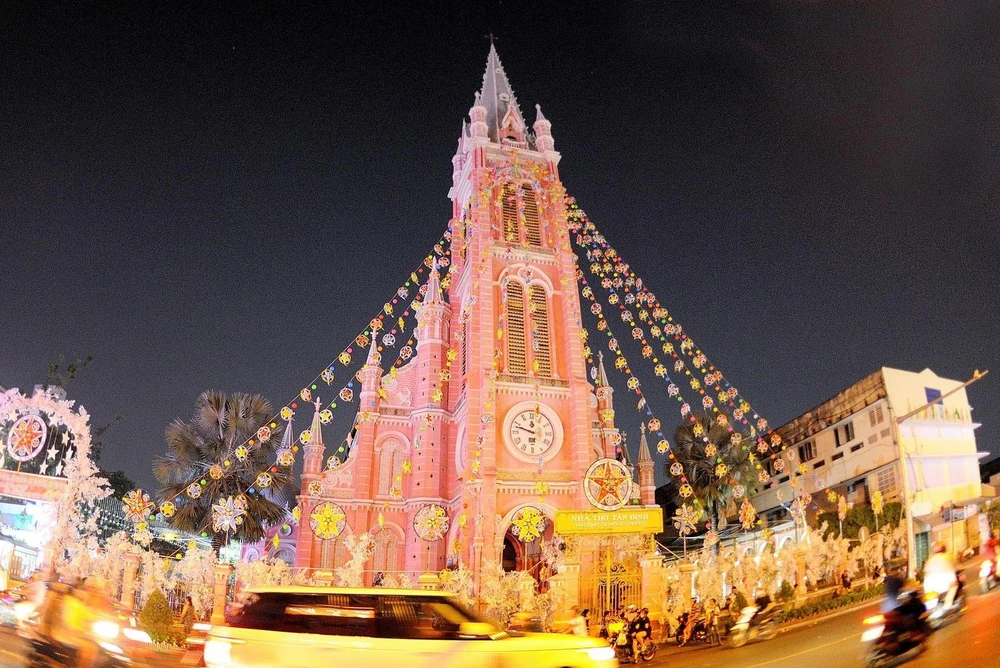 Nhà thờ Tân Định với màu hồng đặc trưng trong mùa lễ Giáng sinh 2019. (Ảnh: Xuân Khu/TTXVN)