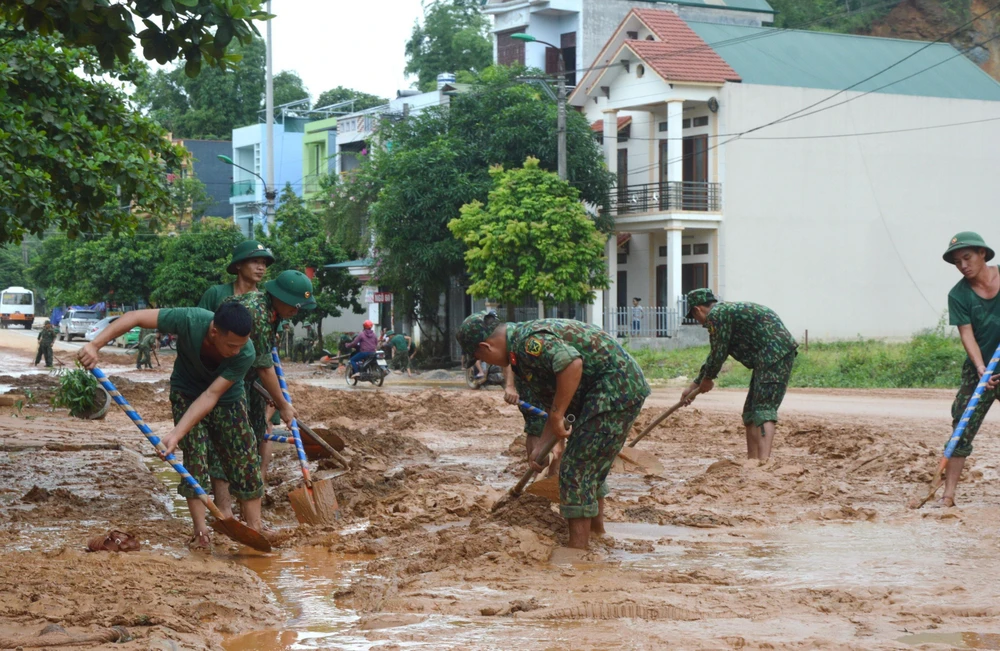 Cán bộ, chiến sỹ Bộ Chỉ huy Quân sự tỉnh Hà Giang giúp nhân dân khẩn trương khắc phục mưa lũ. (Ảnh: Minh Tâm/TTXVN)