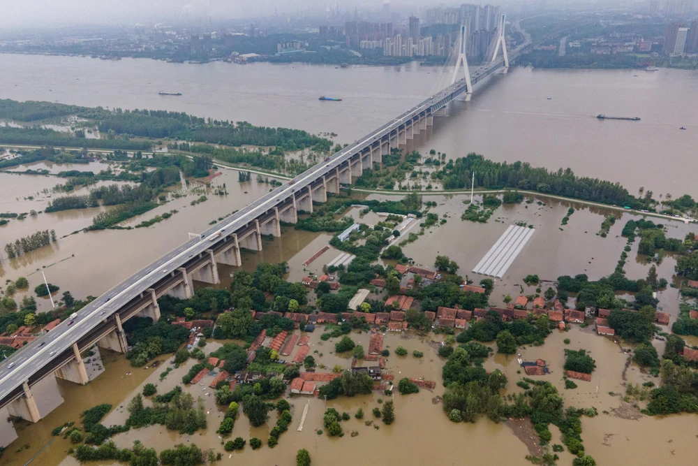 Cảnh tượng ngập lụt do mưa lớn tại Vũ Hán, Trung Quốc ngày 13/7. (Ảnh: AFP/TTXVN)