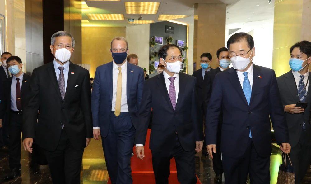 Bộ trưởng Bộ Ngoại giao Bùi Thanh Sơn (thứ hai bên phải), Bộ trưởng Ngoại giao Singapore Vivian Balakrishnan (ngoài cùng bến trái), Bộ trưởng Ngoại giao Hàn Quốc Chung Eui Yong (ngoài cùng bên phải) và Bộ trưởng Bộ Ngoại giao và Phát triển Vương quốc Anh 