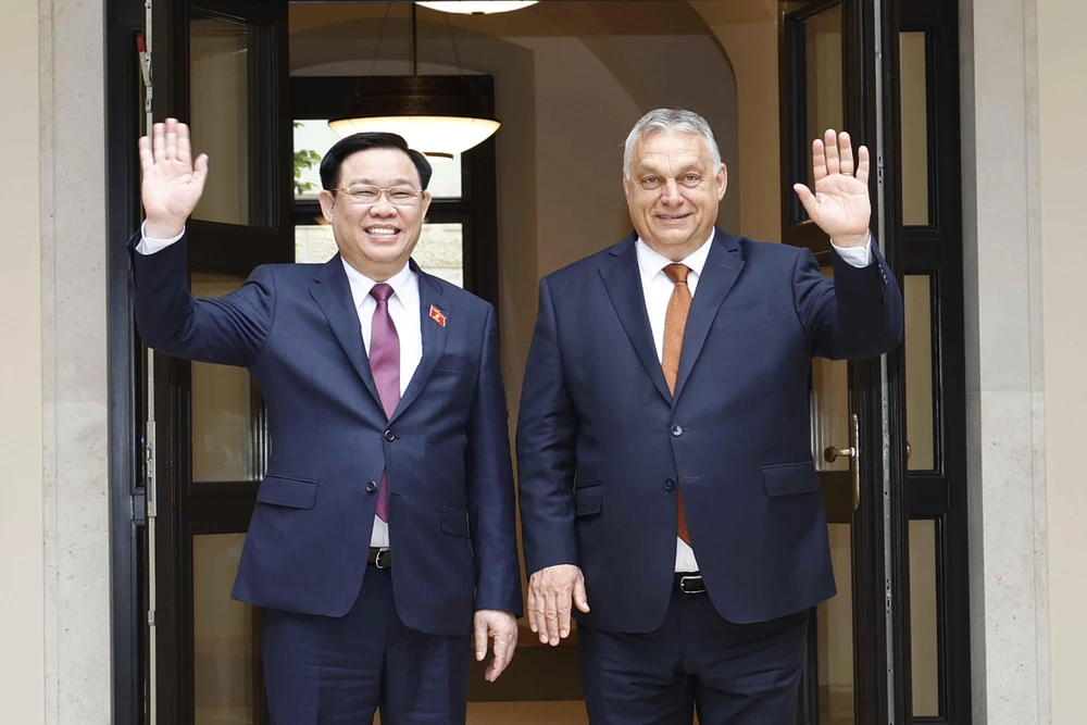 Chủ tịch Quốc hội Vương Đình Huệ và Thủ tướng Hungary Viktor Orbán chụp ảnh chung. (Ảnh: Doãn Tấn/TTXVN)